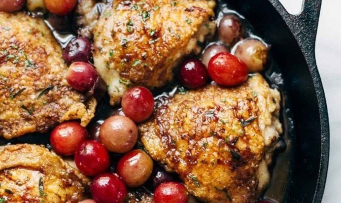 Курица, запеченная с виноградом