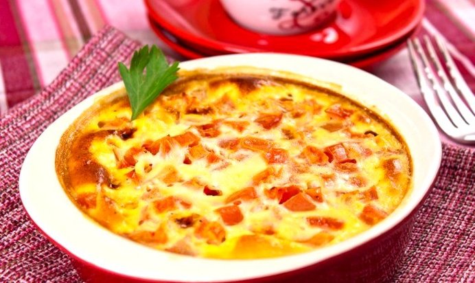 Омлет с ветчиной и помидорами