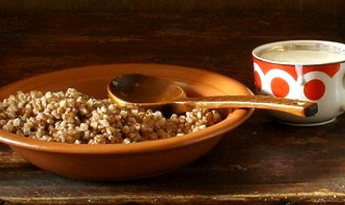 Гречневая каша с имбирным молоком и корицей