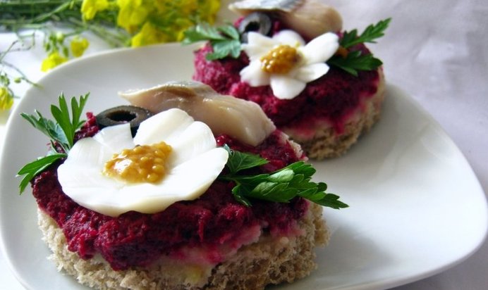 Бутерброды с сельдью и свекольным песто