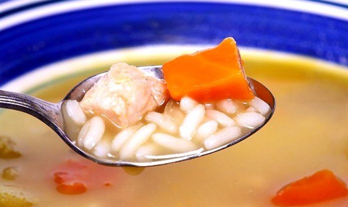 Куриный бульон с рисом и зеленью