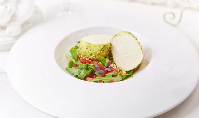 Моцарелла в панировке из кедровых орезов с соусом песто, тартаром из томатов и рукколой