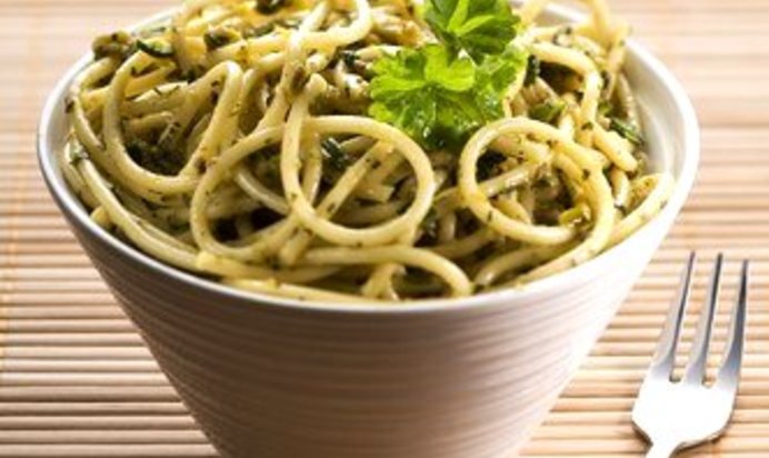 Зеленые спагетти с песто из спаржи и кедровых орешков