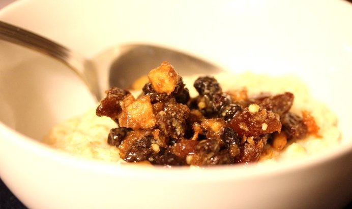 Овсяная каша с пряным яблочным конфитюром