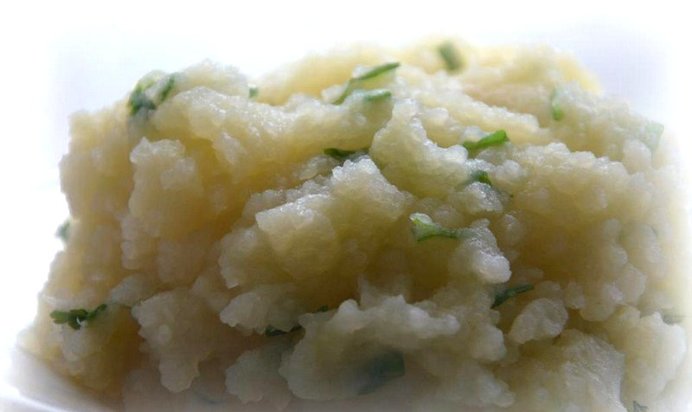 Картофельное пюре на луковом бульоне с зеленью