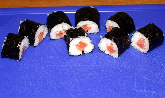 Роллы маки с форелью