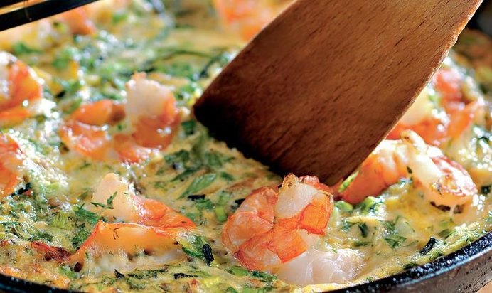 Омлет с кабачками, креветками и зеленью