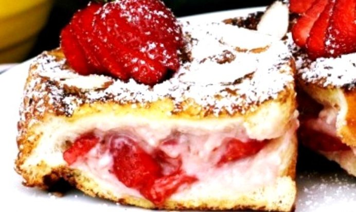 Французские тосты с начинкой из сливочного сыра и клубники