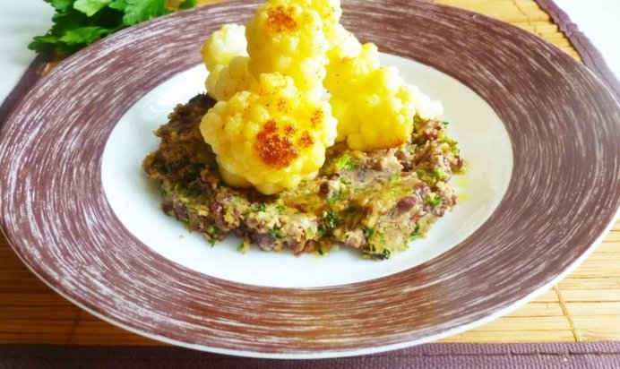 Цветная капуста на гриле с домашним песто и фасолью