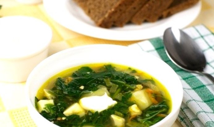 Зеленый борщ с яйцом