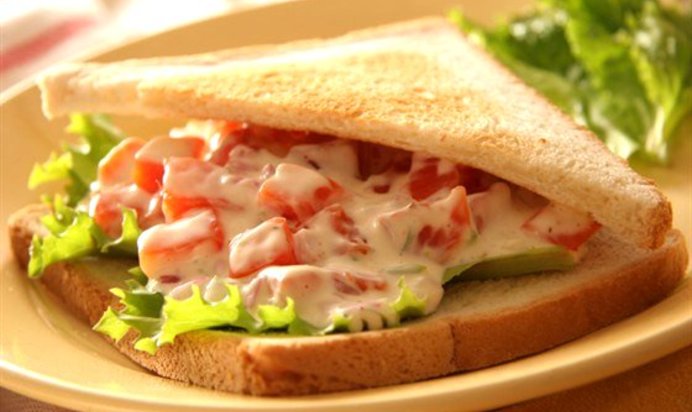 Тосты с креветками и огуречным соусом