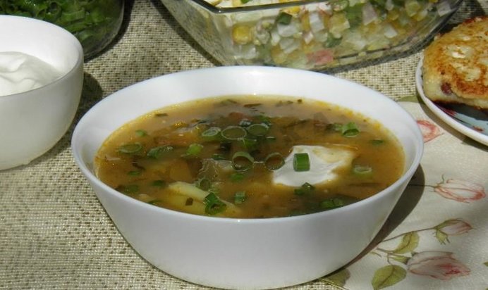 Рассольник с копченой колбасой и перловкой