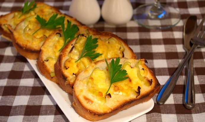 Запеченные тосты с паприкой