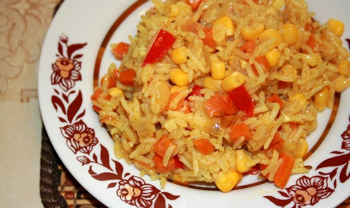 Рис с овощами и консервированной кукурузой