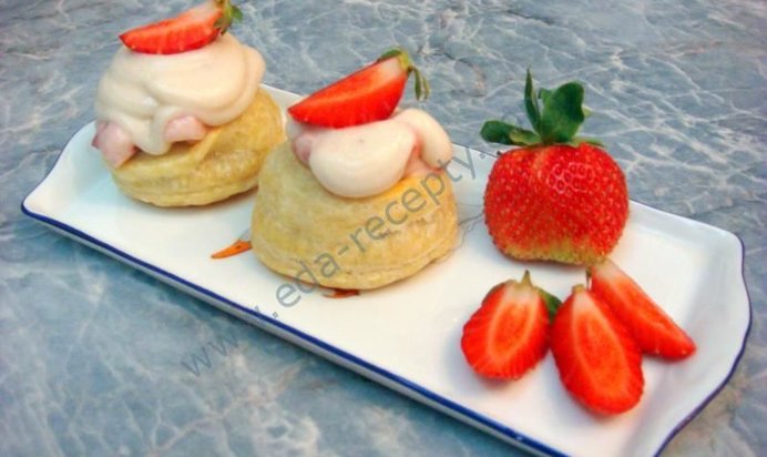 Пирожные из слоеного теста с кремом