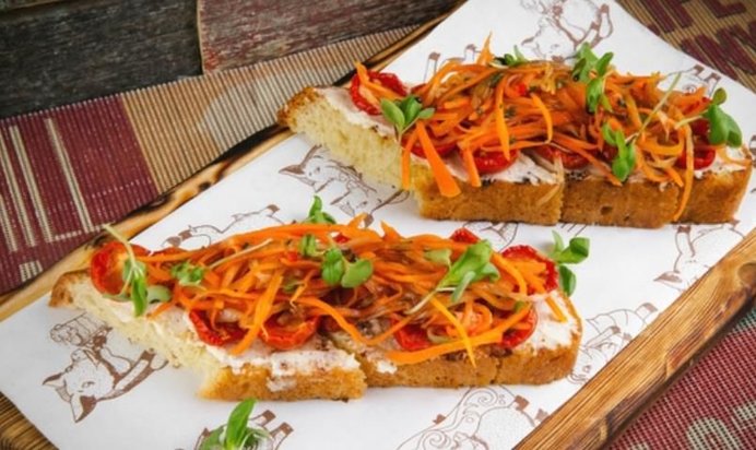 Брускетта с печеными томатами