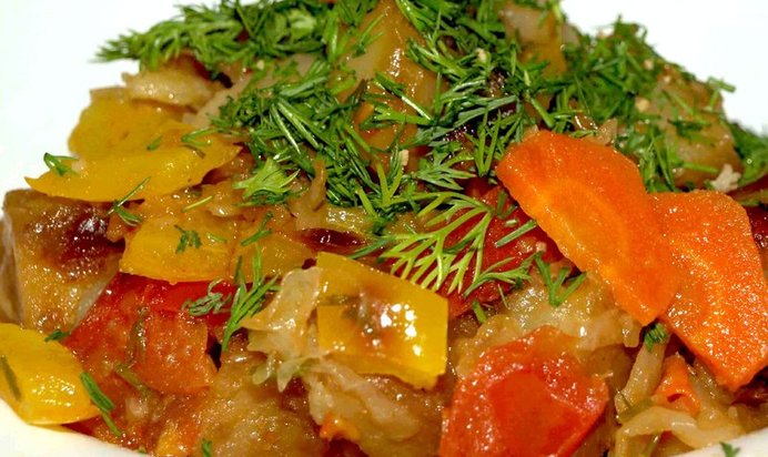 Овощное рагу с болгарским перцем, помидорами, картофелем
