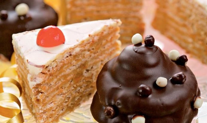 Шоколадное пирожное с черносливом