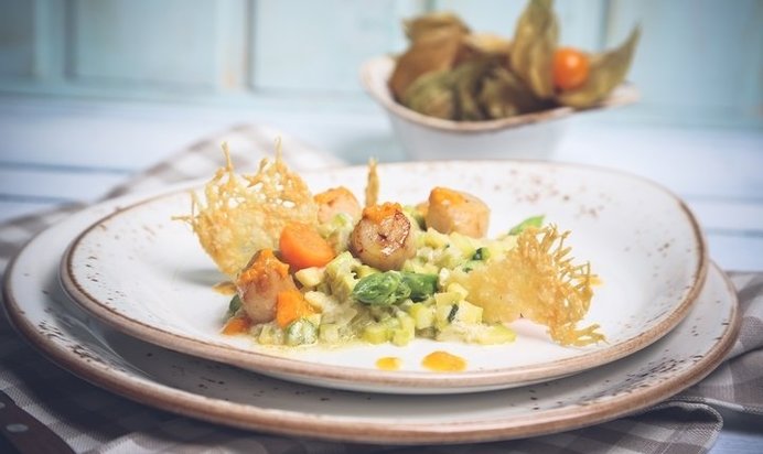 Морской гребешок с овощным ризотто