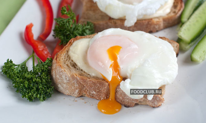 Тосты с яйцом-пашот и моцареллой