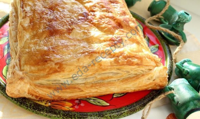 Греческий пирог из слоеного теста с фаршем