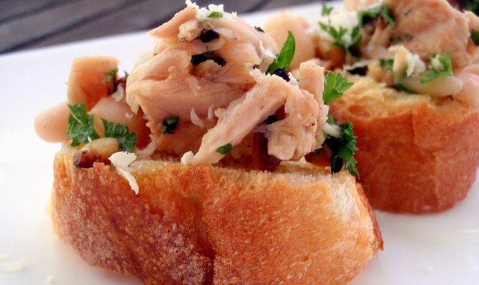 Брускетта с тунцом