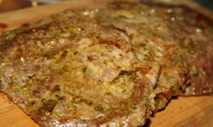 Мраморная говядина в соусе Песто на решетке на мангале