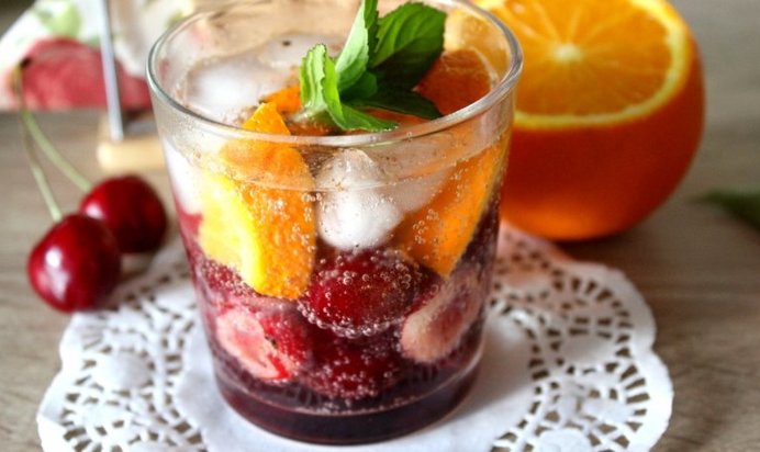 Лимонад из черешни и апельсина