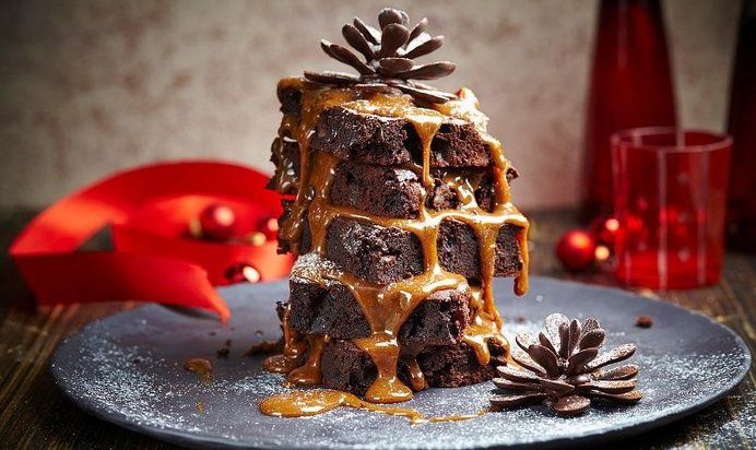 Брауни с корицей, яблоками и финиками