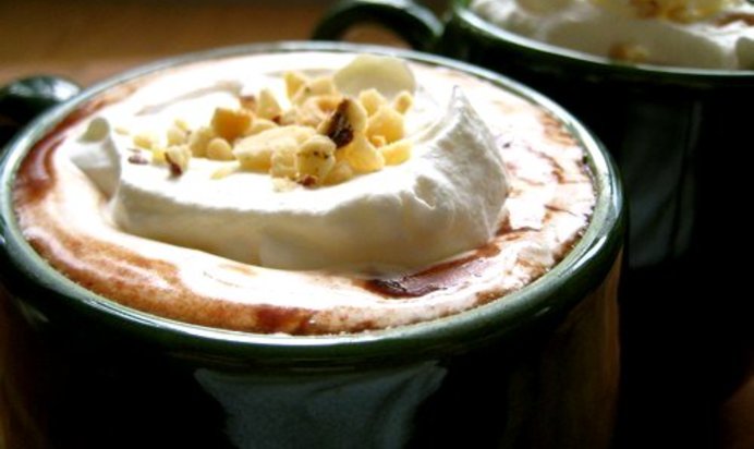 Горячий шоколад с ореховым ликером и жареным фундуком