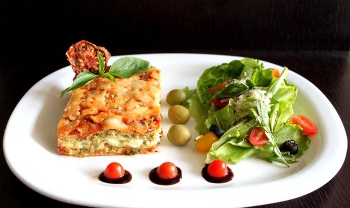 Лазанья с курицей, рикоттой и соусом песто