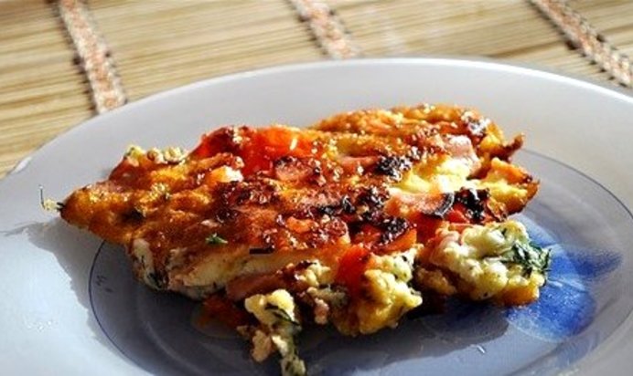 Яичница с колбасой, помидорами и сыром