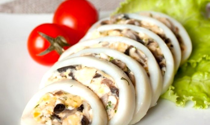 Кальмары, фаршированные омлетом и шампиньонами