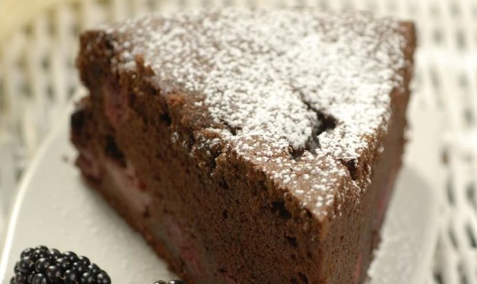 Шоколадный торт с вишней