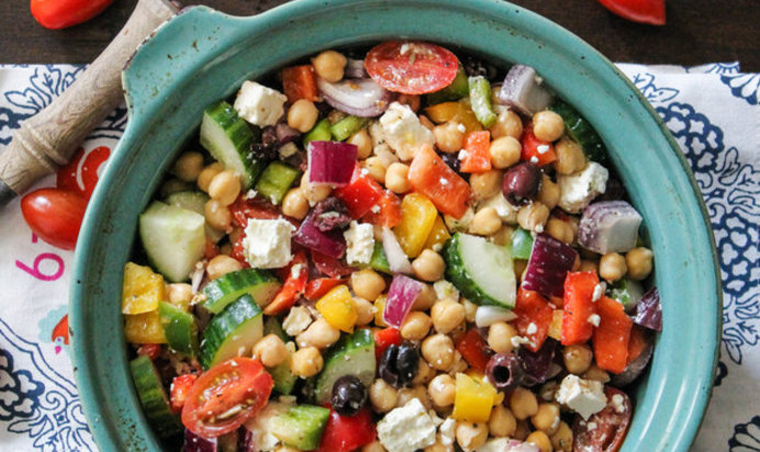 Греческий салат с нутом