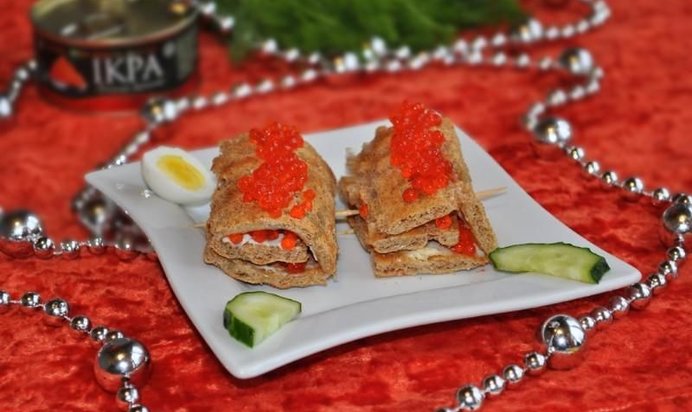 Простые канапе с сыром и икрой из хлебцев