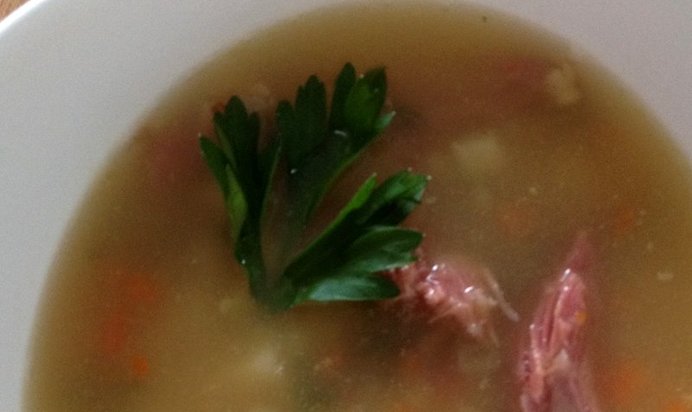 Гороховый суп с копчеными ребрышками и сельдереем