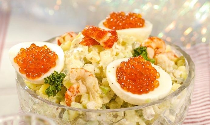 Салат оливье с икрой и раковыми шейками