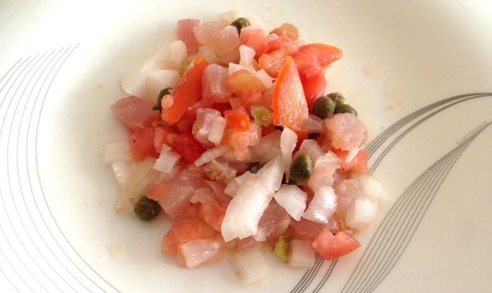 Тартар из тунца с помидорами и каперсами