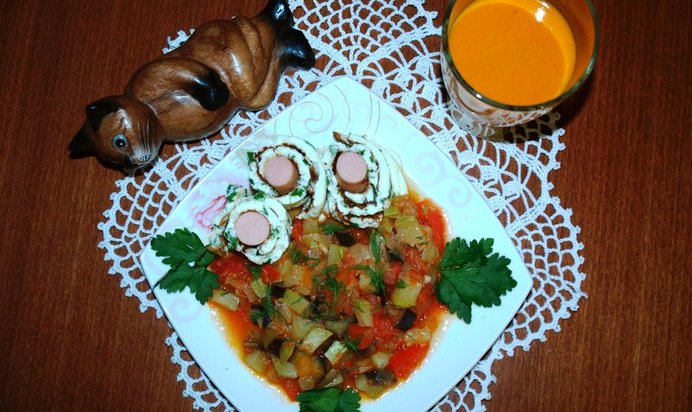 Овощной рататуй, рулетики из омлета и облепиховый морс