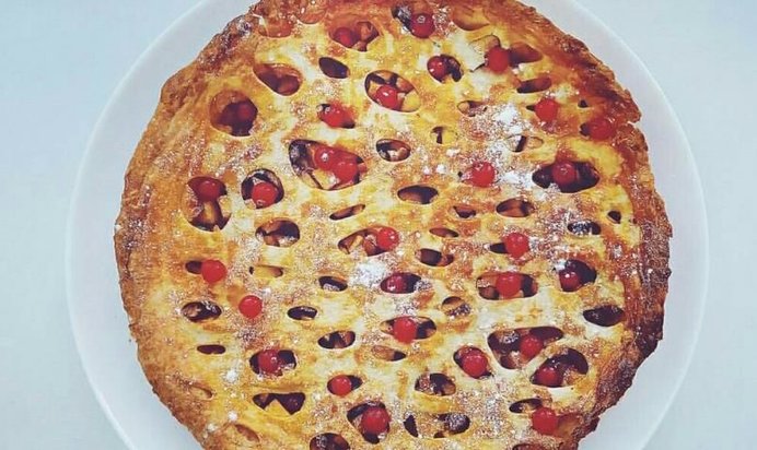 Шарлотка с фундуком и корицей