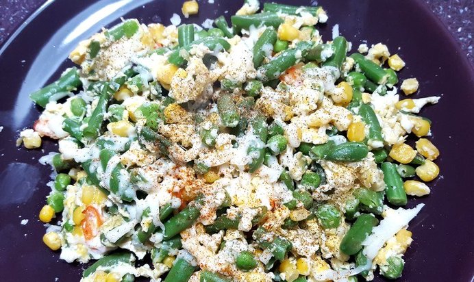 Яичница с фасолью горошком и кукурузой