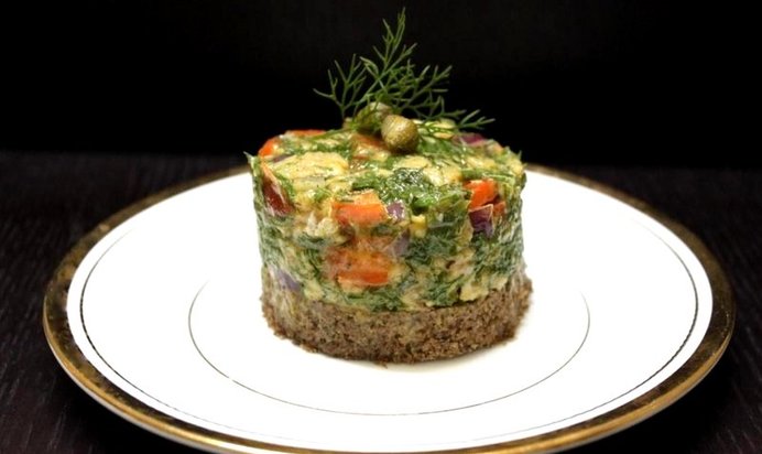 Тартар из лосося с бородинским хлебом