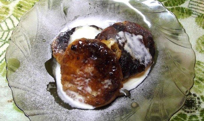 Сырники под теплым сметанным соусом