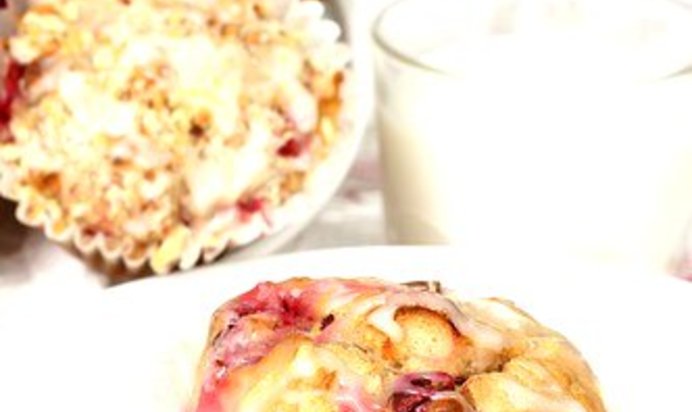 Клюквенные маффины с апельсиновой цедрой в белой апельсиновой глазури