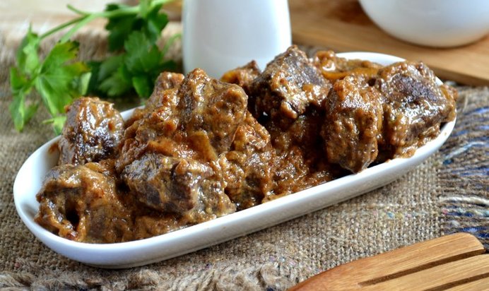 Гуляш из печени со сметаной