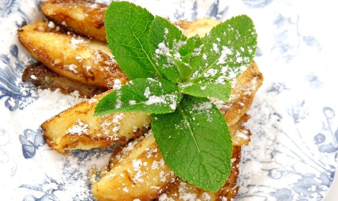 Обжаренные яблочные дольки в омлете