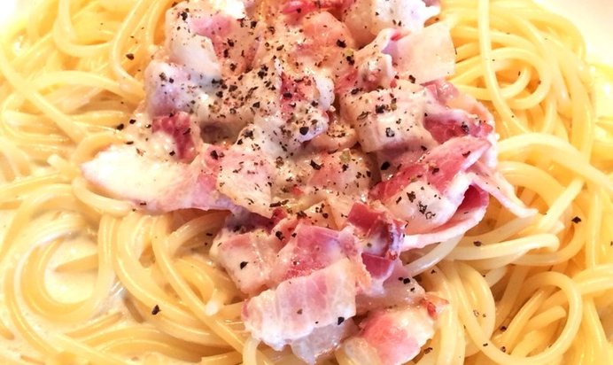 Спагетти в сливочном соусе с песто и беконом