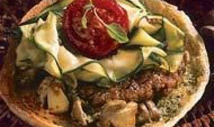 Гамбургер с грибами и песто