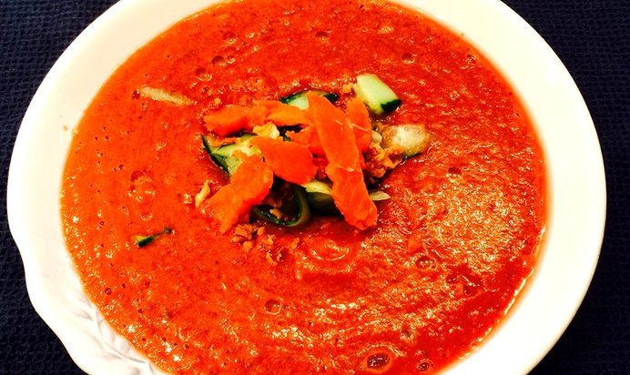 Гаспачо с вишней, лососем и копченой паприкой